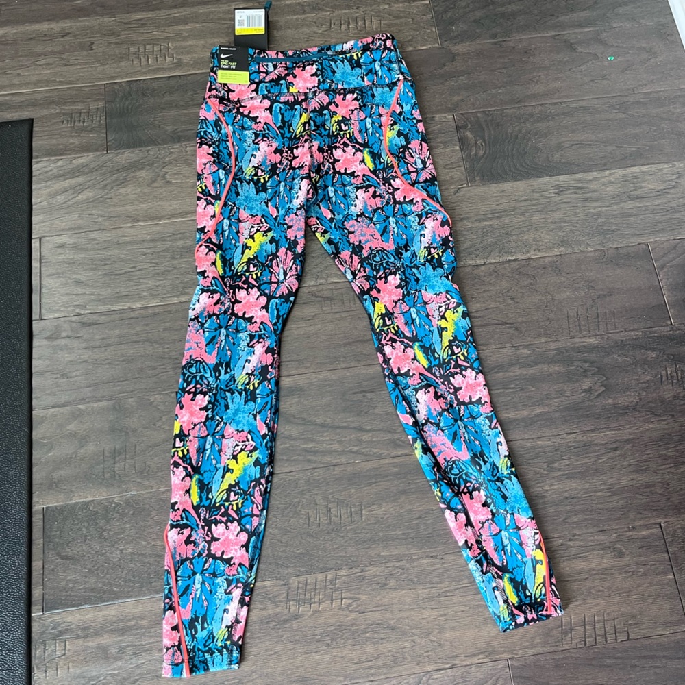 *NWT* Epic fast tight fit Nike Leggings size Small